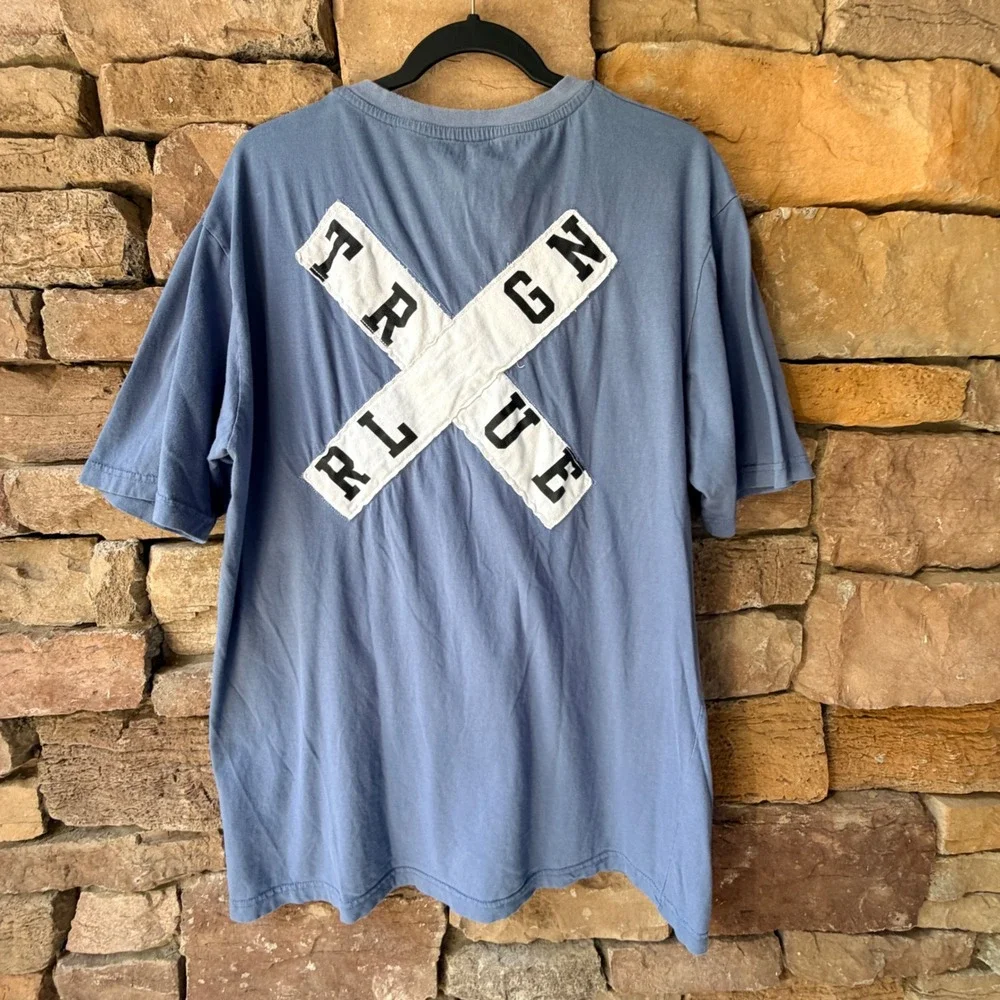 True Religion Mens XL V-Neck T-Shirt Blue Graphic Back Horseshoe Logo Patch